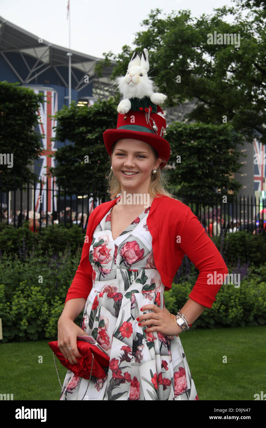 Racegoers assister à la deuxième journée du Royal Ascot à Ascot Racecourse à Ascot, en Angleterre. Credit : WFPA/Alamy Live News Banque D'Images