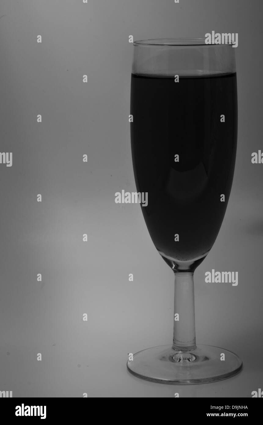 Vin rouge profond situé dans un cadre réfléchi. Banque D'Images