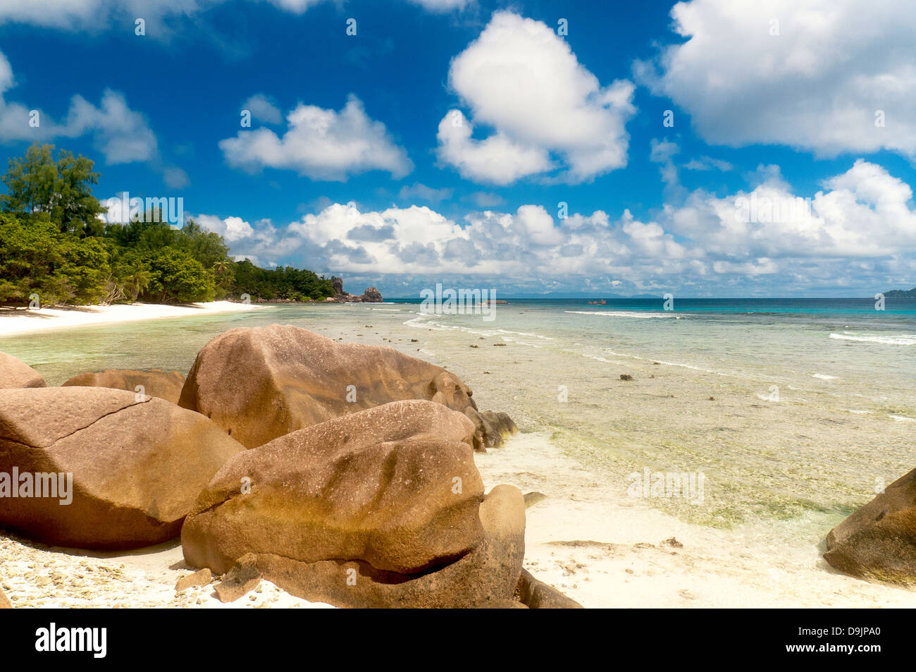 Les rochers de granit à Anse Gaulettes, La Digue, Seychelles Banque D'Images
