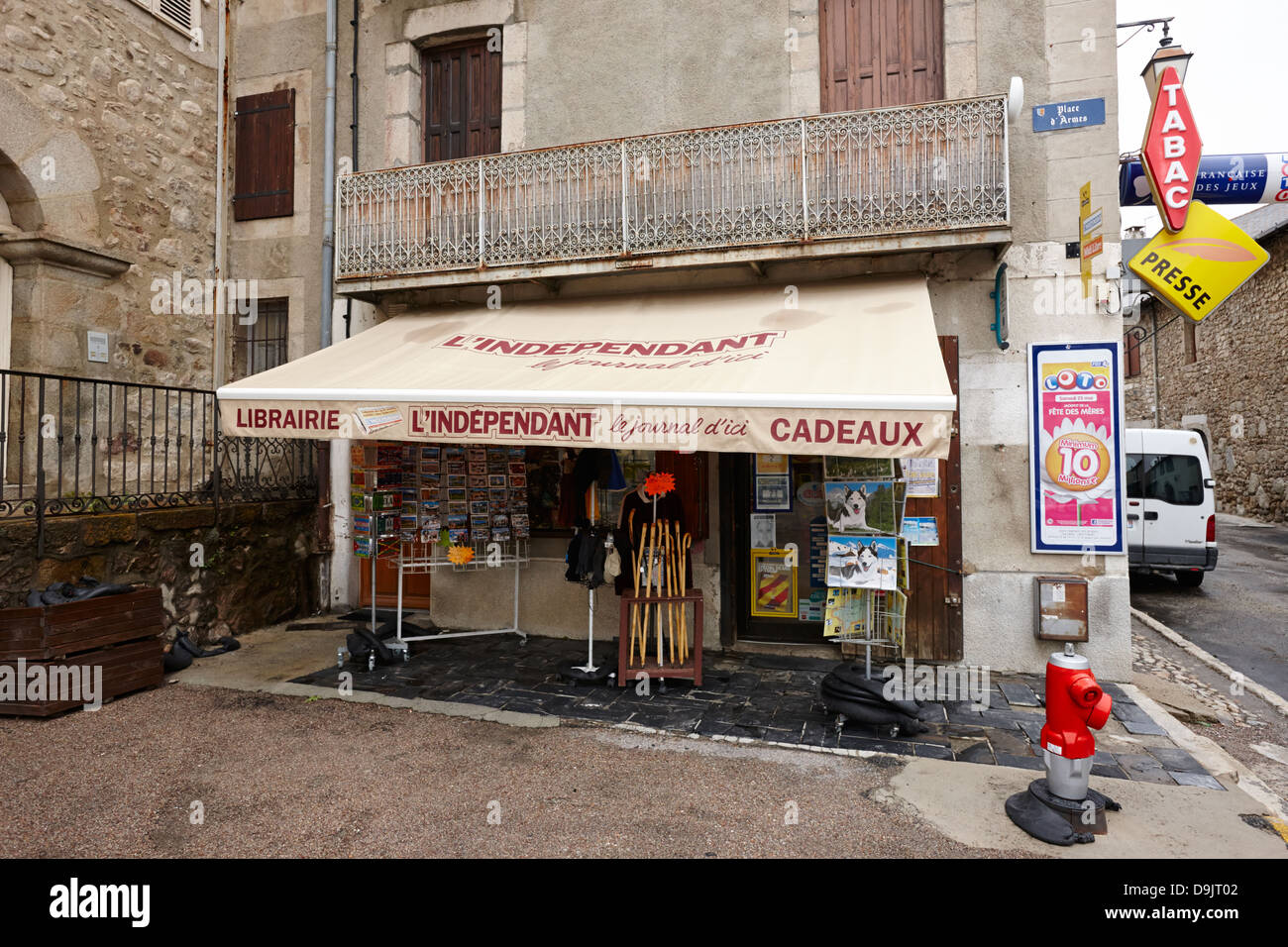 Marchand de journaux et une boutique de cadeaux à mont-louis pyrénées-orientales france Banque D'Images