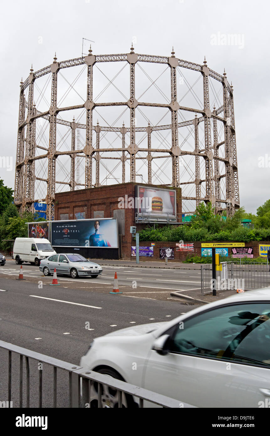 Acier vide gazomètre à côté de l'A406 dans la région de Southgate, Londres, Angleterre. Portrait. Banque D'Images