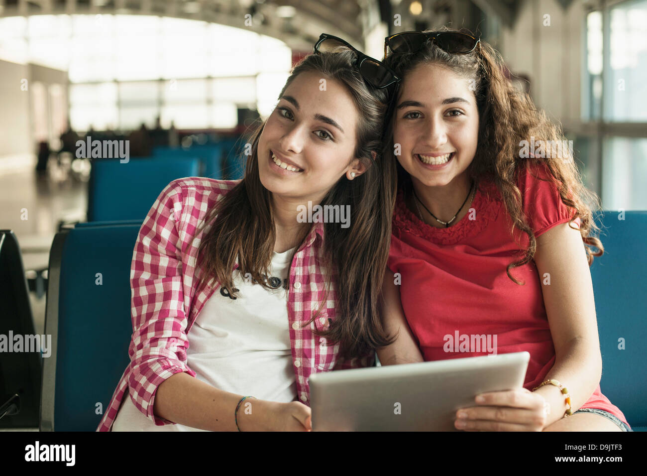 Teenage Girls using digital tablet Banque D'Images