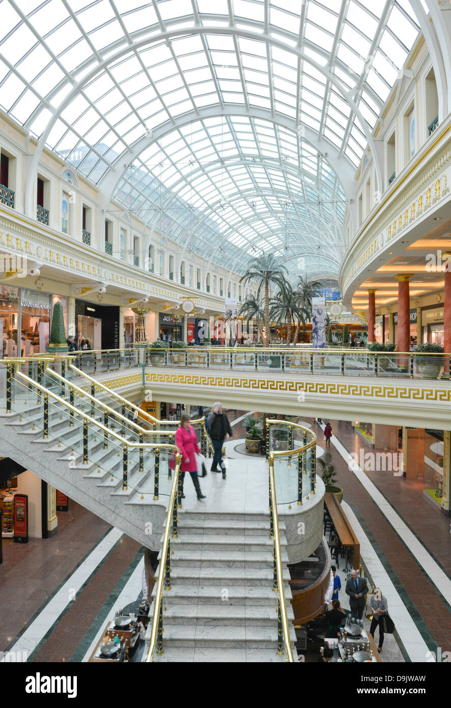 Boutiques dans le Trafford Centre est un grand centre commercial couvert dans Dumplington, Greater Manchester, Angleterre. Banque D'Images