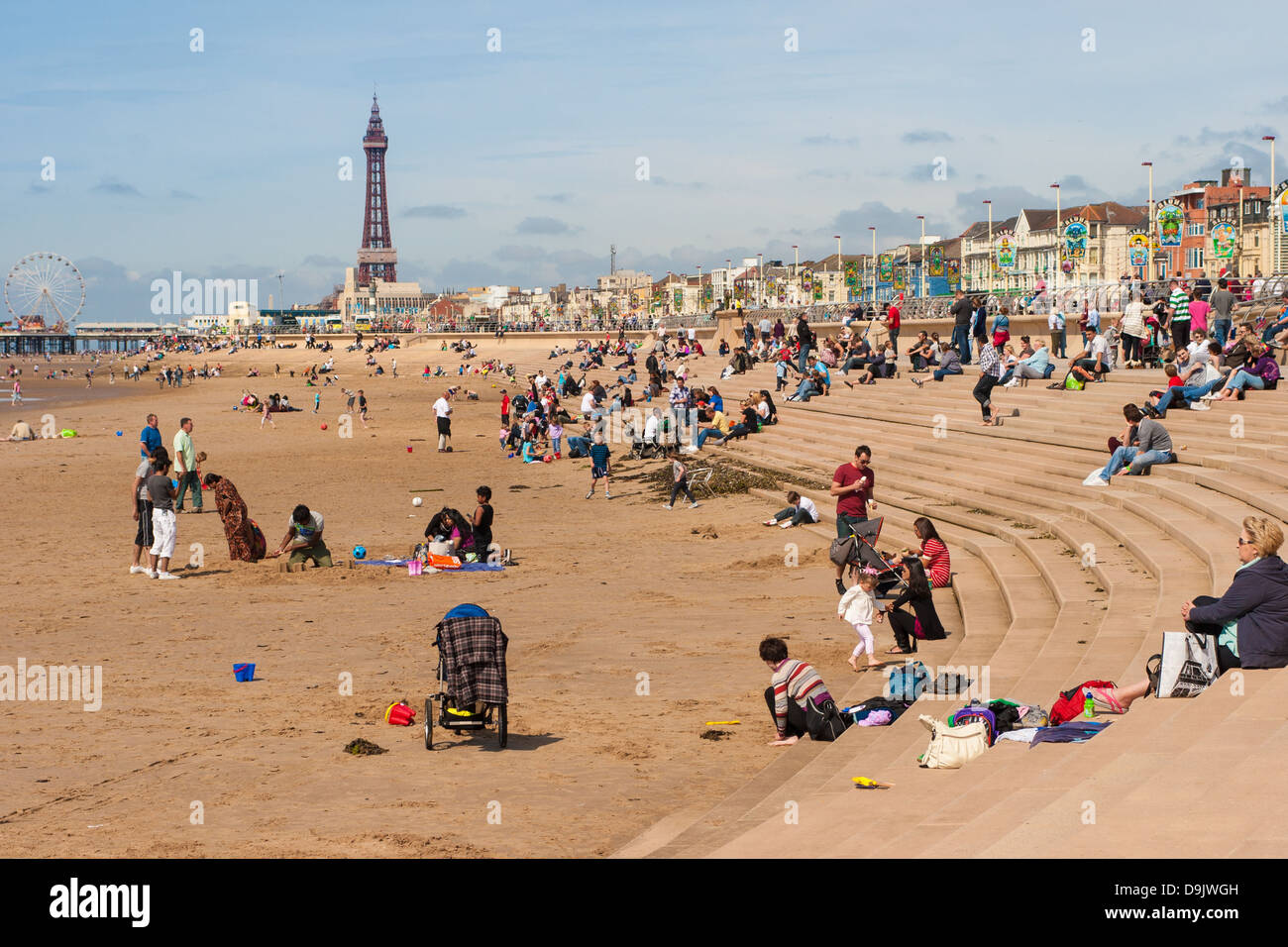 Personnes bénéficiant du soleil sur la plage de Blackpool Banque D'Images