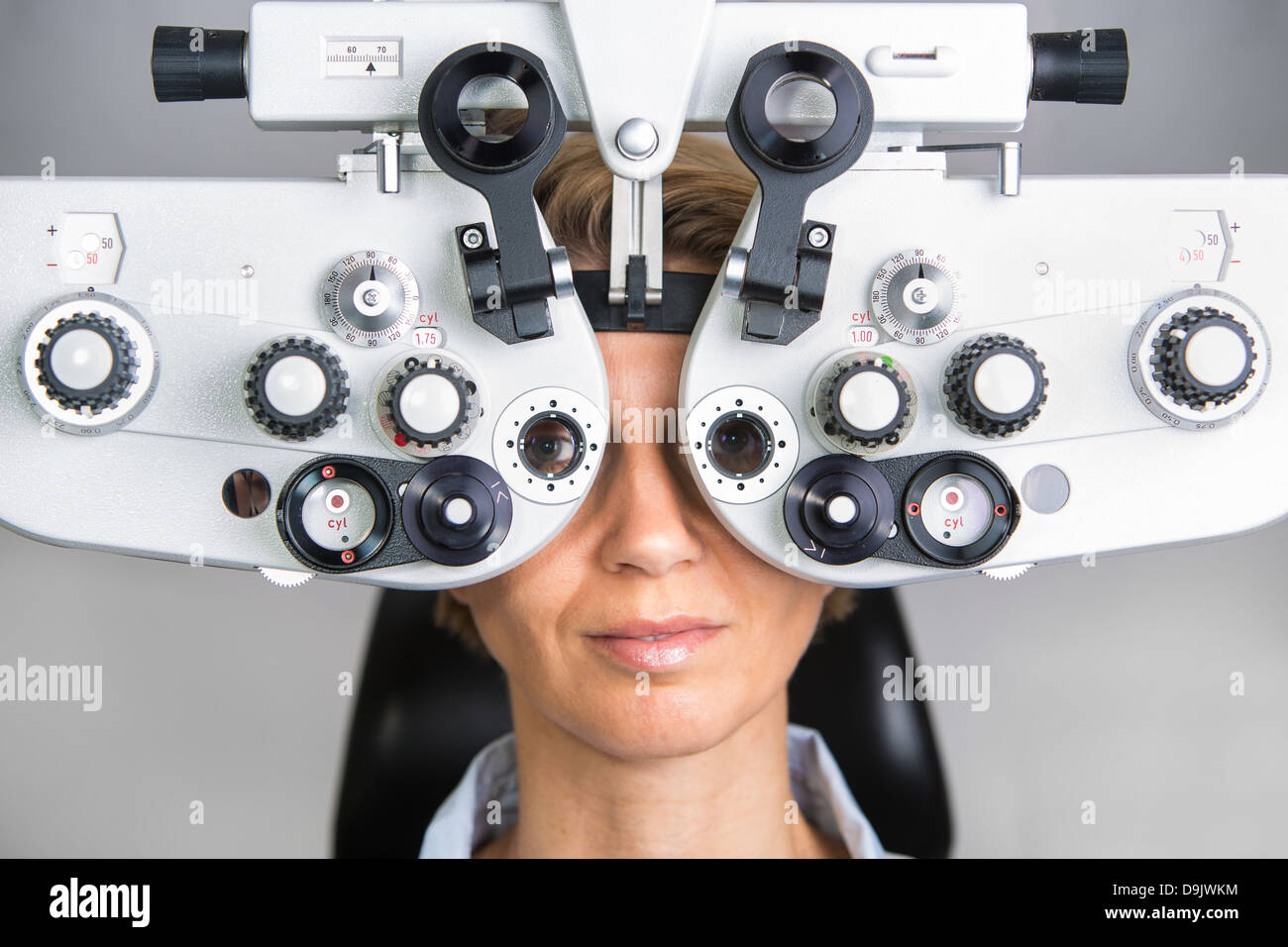 Détermination de l'acuité visuelle, la fourniture de lunettes avec phoropter dans un œil bureau du médecin Banque D'Images