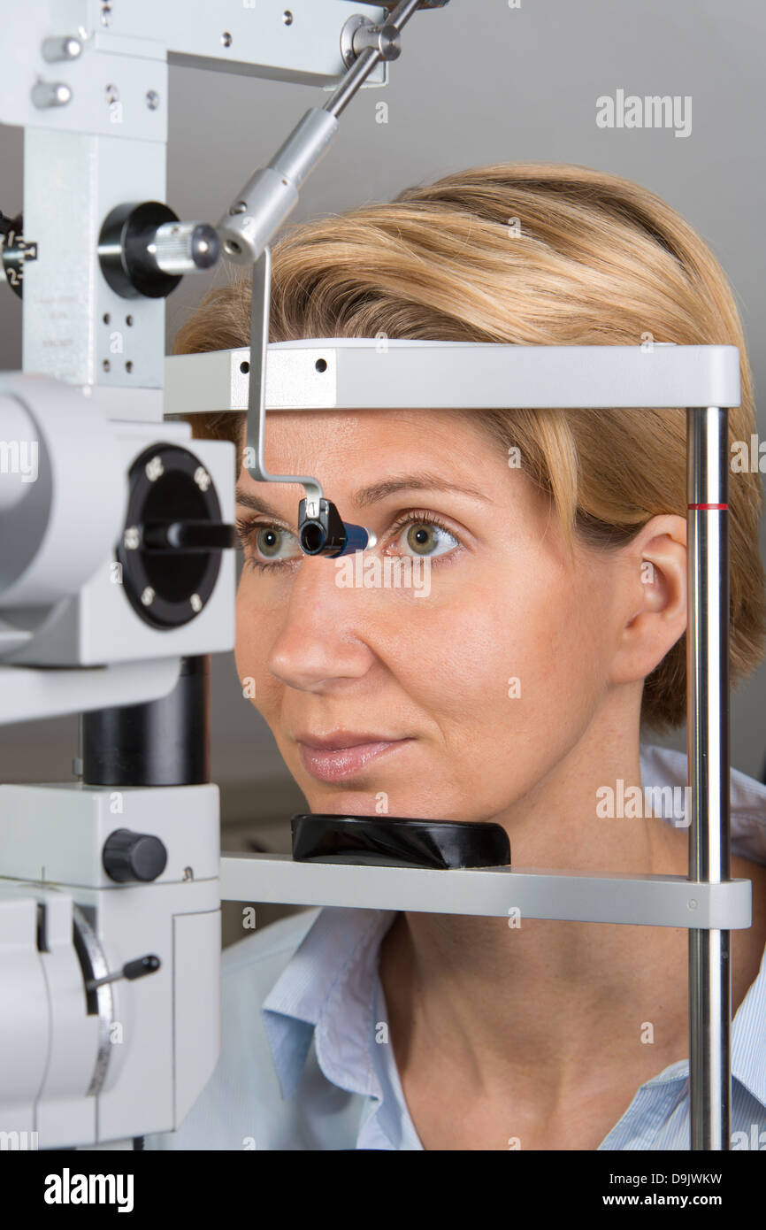 L'examen des yeux à la lampe à fente avec female patient Banque D'Images