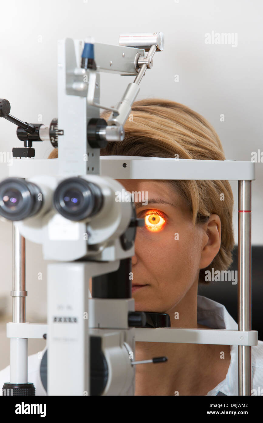 L'examen des yeux à la lampe à fente avec female patient Banque D'Images