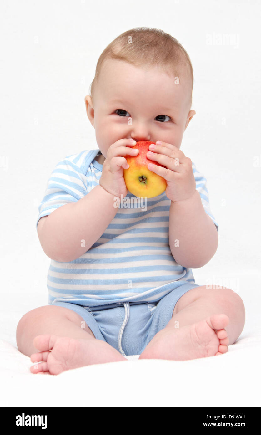 Baby eating apple Banque D'Images