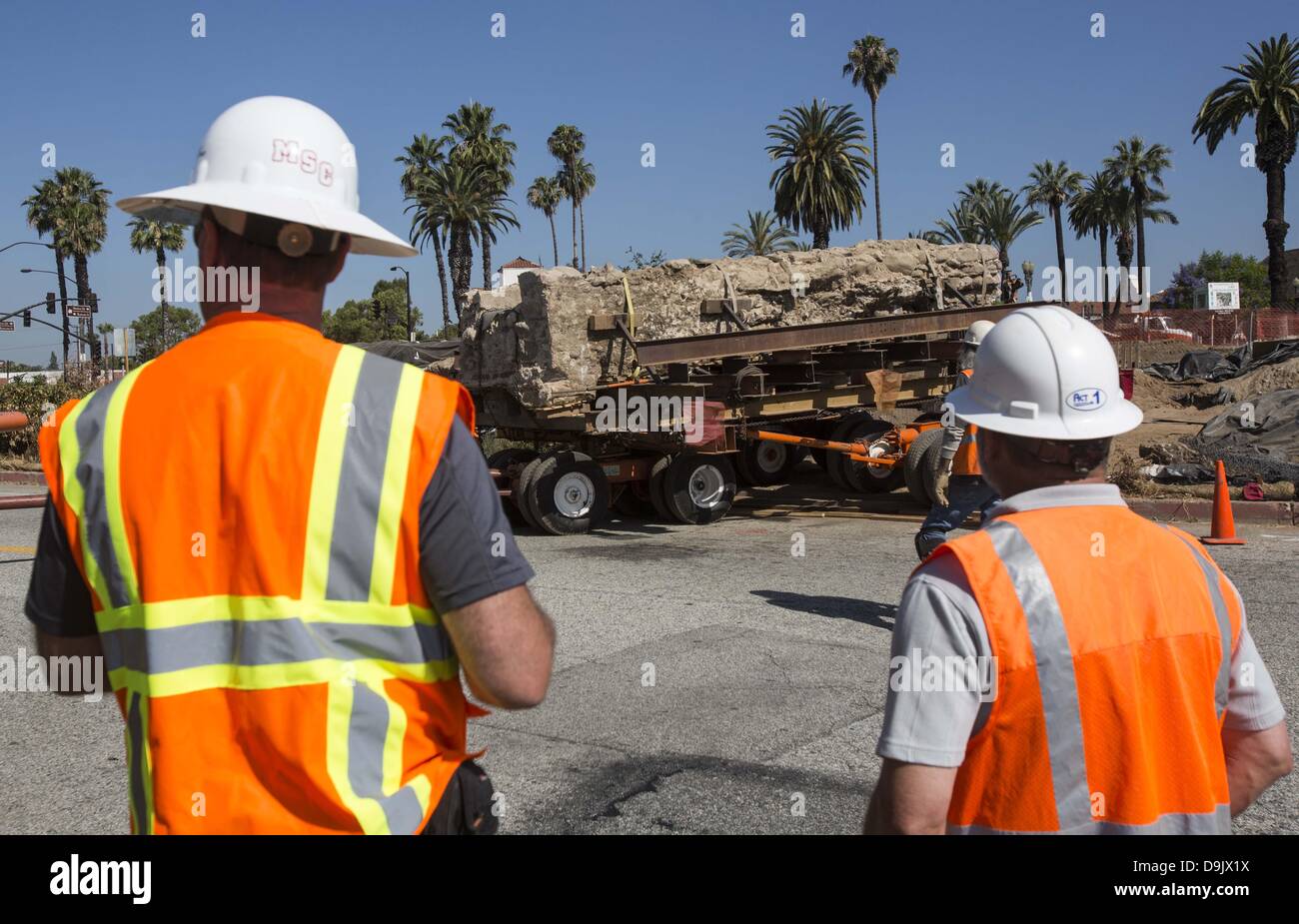 20 juin 2013 - Los Angeles, Californie, États-Unis - un 20 pieds, 30 000 livres de la section maçonnerie intérieure fragile est transporté jusqu'à un parc adjacent à l'historique San Gabriel Mission où il sera réinstallé et ouvert au public à la fin de l'été, le jeudi, 20 juin 2013 à San Gabriel, Californie. L'historique de l'eau canalisée millrace springs situé près de l'actuelle ville de Huntington Drive dans la vallée de San Gabriel pour un moulin construit par les ouvriers dans les années 1820 sous la direction de prêtres à la San Gabriel Mission. (Crédit Image : © Chiu/ZUMAPRESS.com) Ringo Banque D'Images