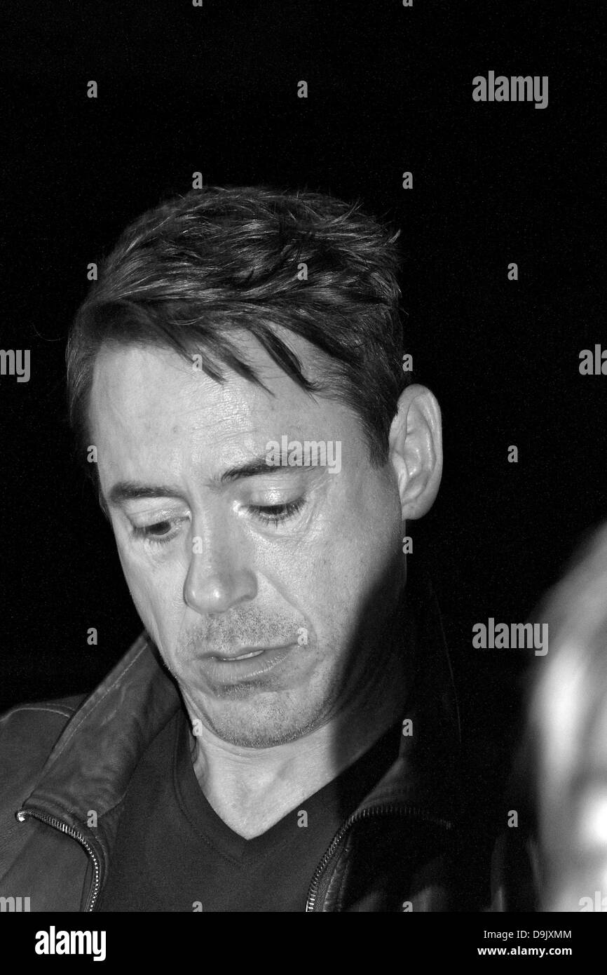 Millers Falls, Massachusetts, USA. 19 Juin, 2013. Robert Downey Jr, signe des autographes d'une lampe lors d'une pause dans le tournage de 'juger' Millers Falls, Massachusetts, le 19 juin 2013 Crédit : Susan Pease/Alamy Live News Banque D'Images