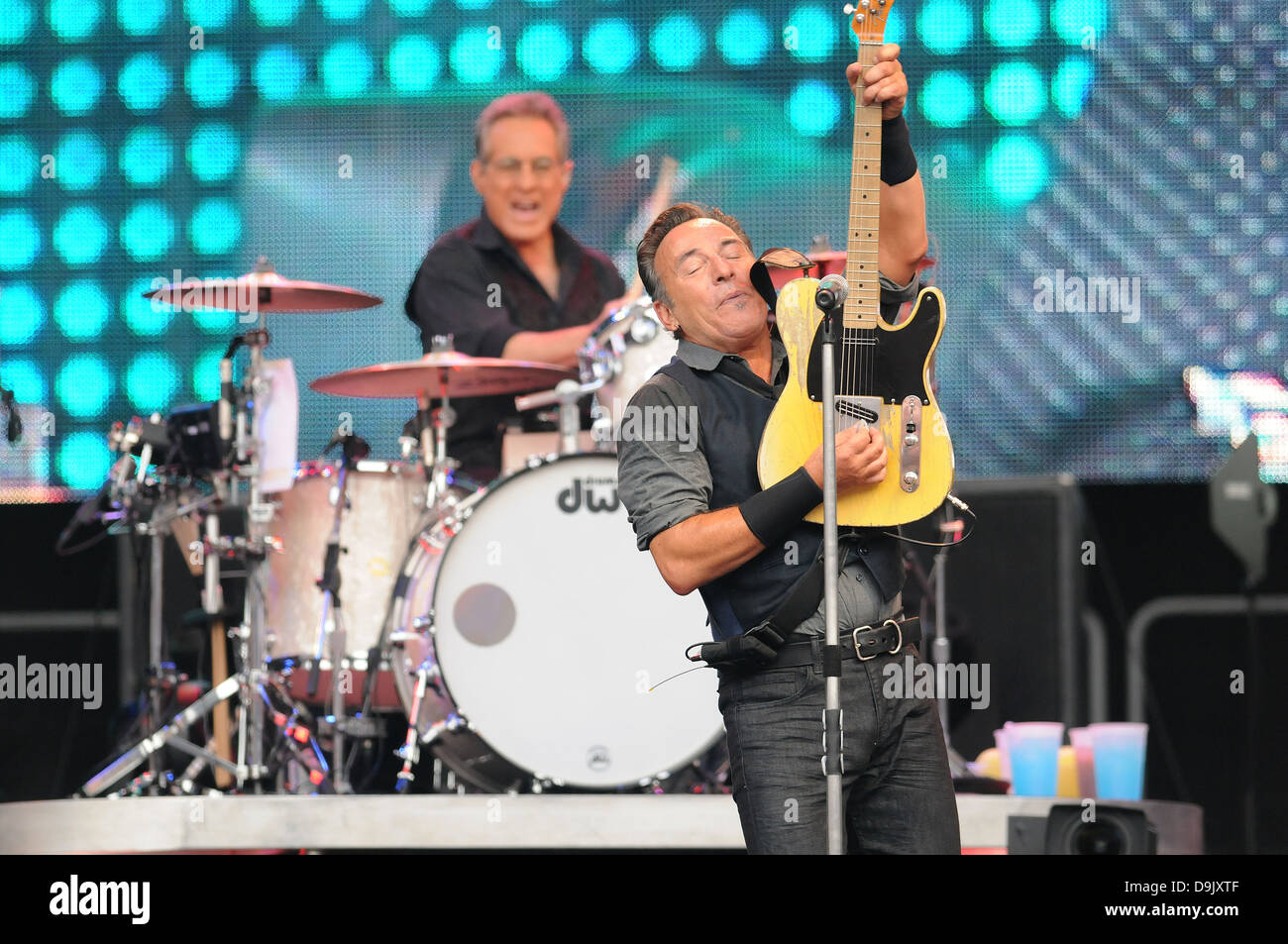 Bruce Springsteen joue de la guitare pendant le concert au Ricoh Arena, Coventry, Royaume-Uni. Une partie de son boulet de la tour. Banque D'Images