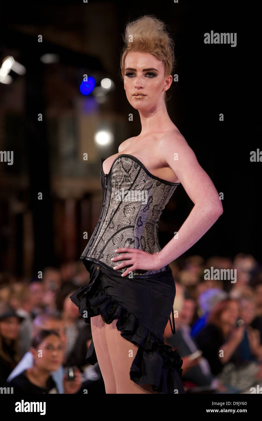 Mannequin portant création couture courbe Designer Fashion Week à Brighton Banque D'Images
