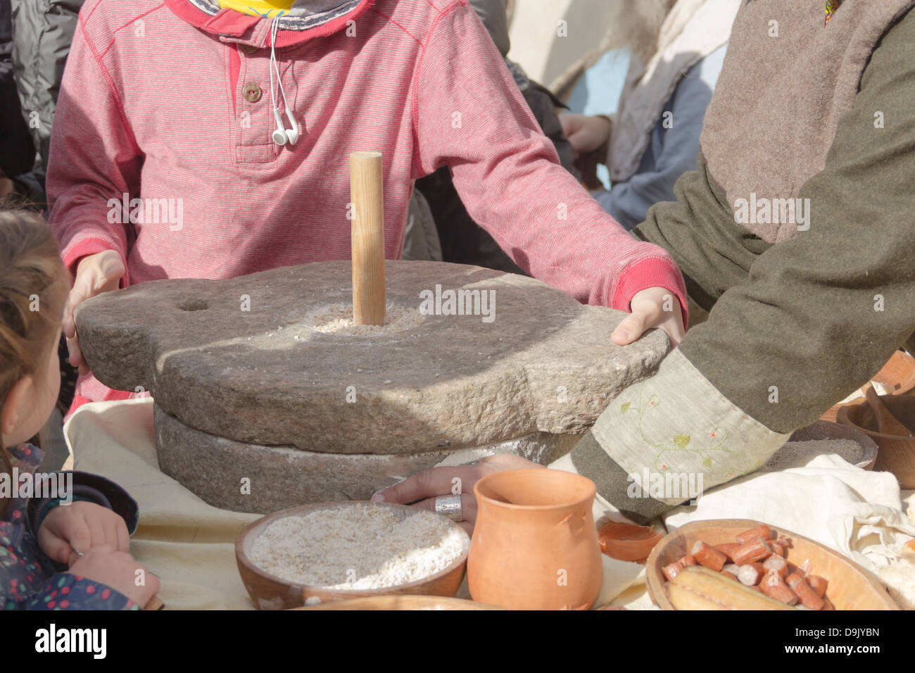 Le maïs grain ou réalisés en farine à l'aide de meules à main à un événement de reconstitution Viking à St Helens. Banque D'Images