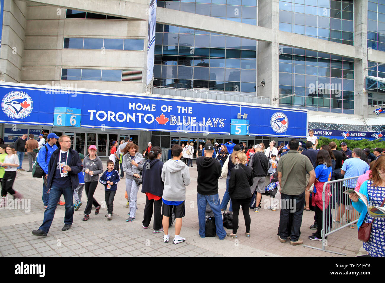 Les gens de l'extérieur du Rogers Centre à Toronto Banque D'Images