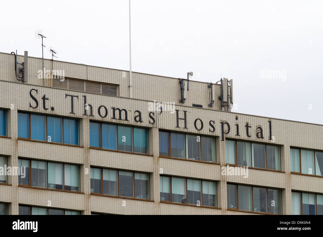 St Thomas' Hospital, Lambeth, London, UK. Vue depuis le pont de Westminster. Banque D'Images