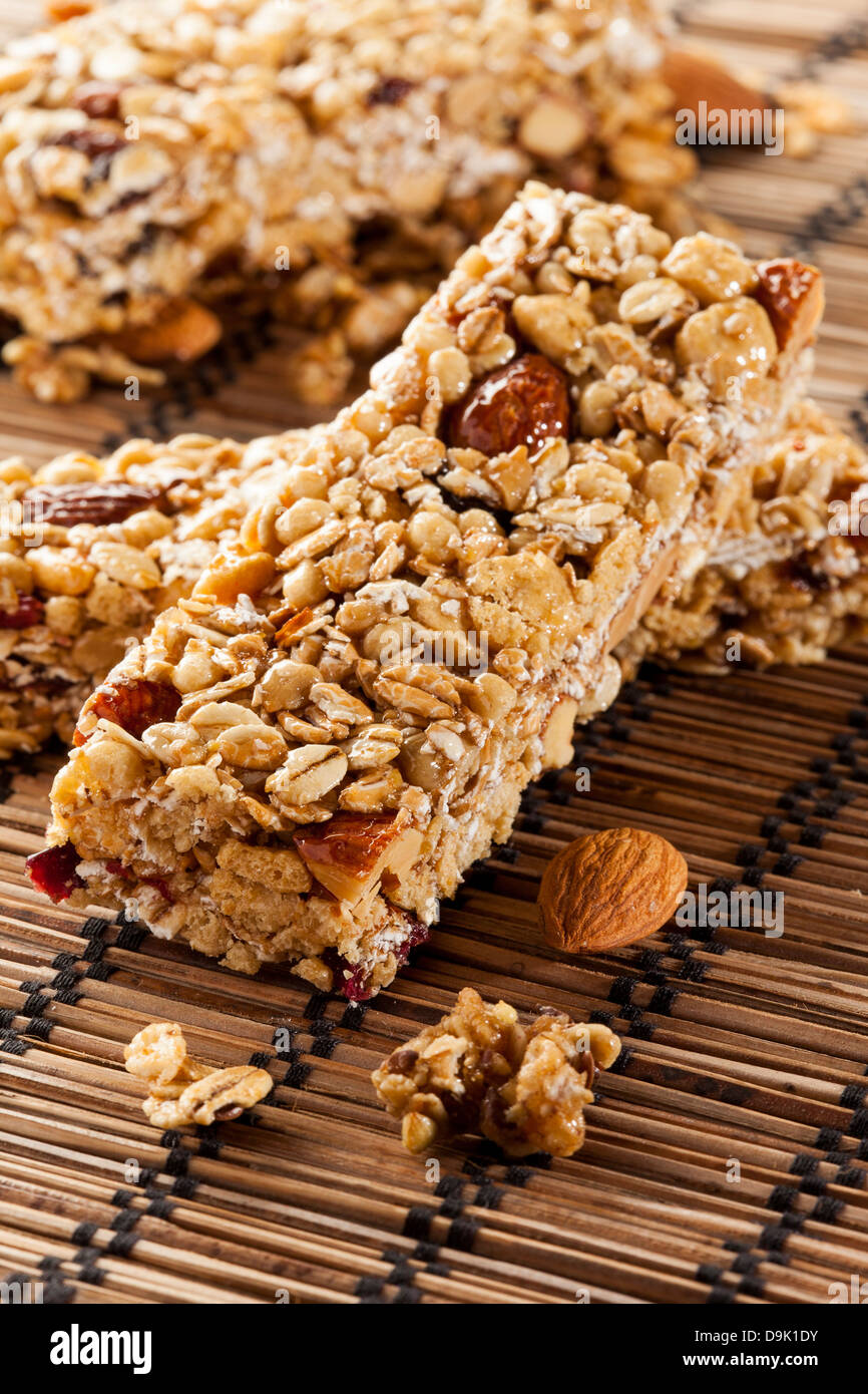 Amandes et raisins bio barre granola sur un fond Banque D'Images