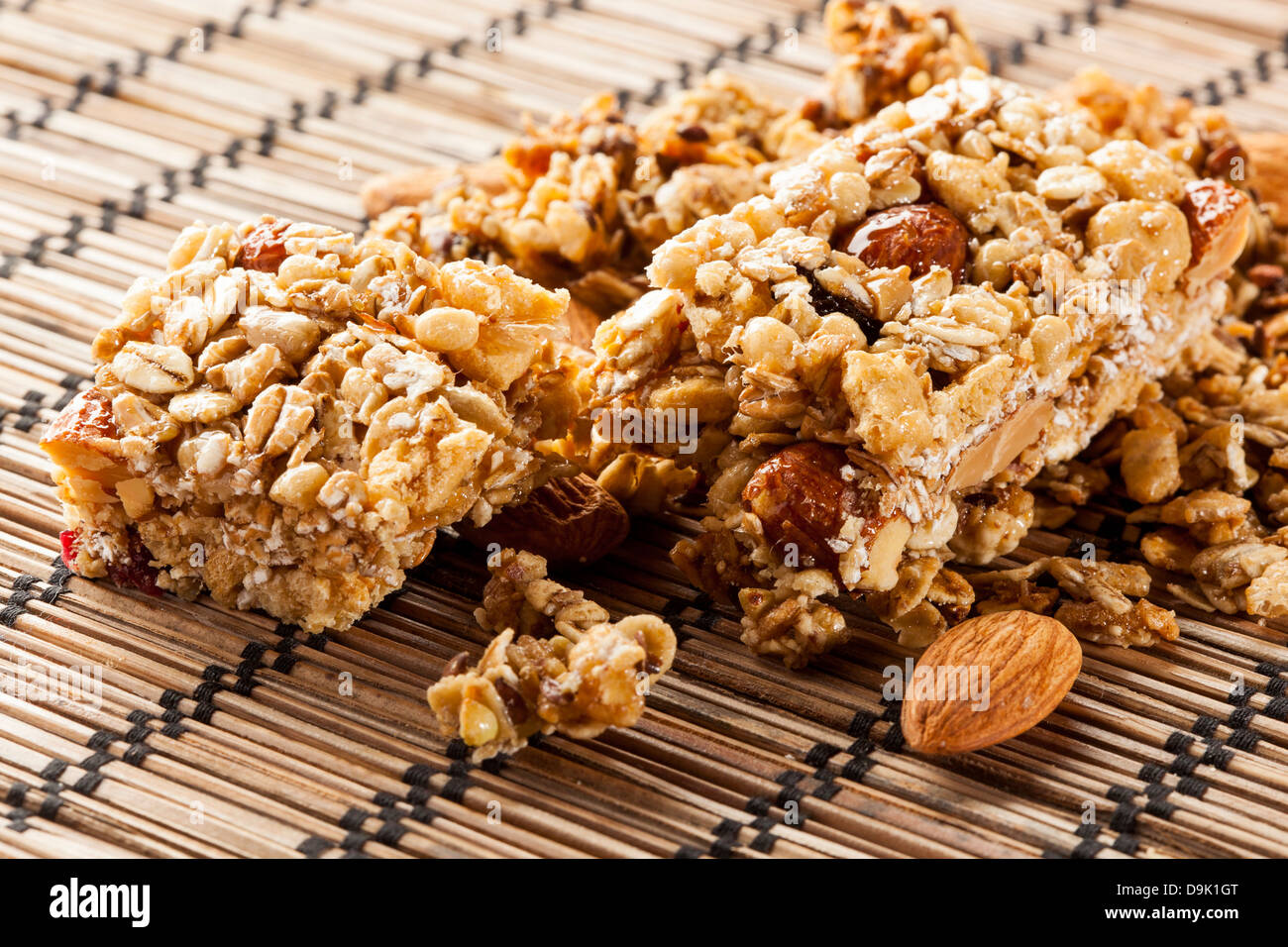 Amandes et raisins bio barre granola sur un fond Banque D'Images