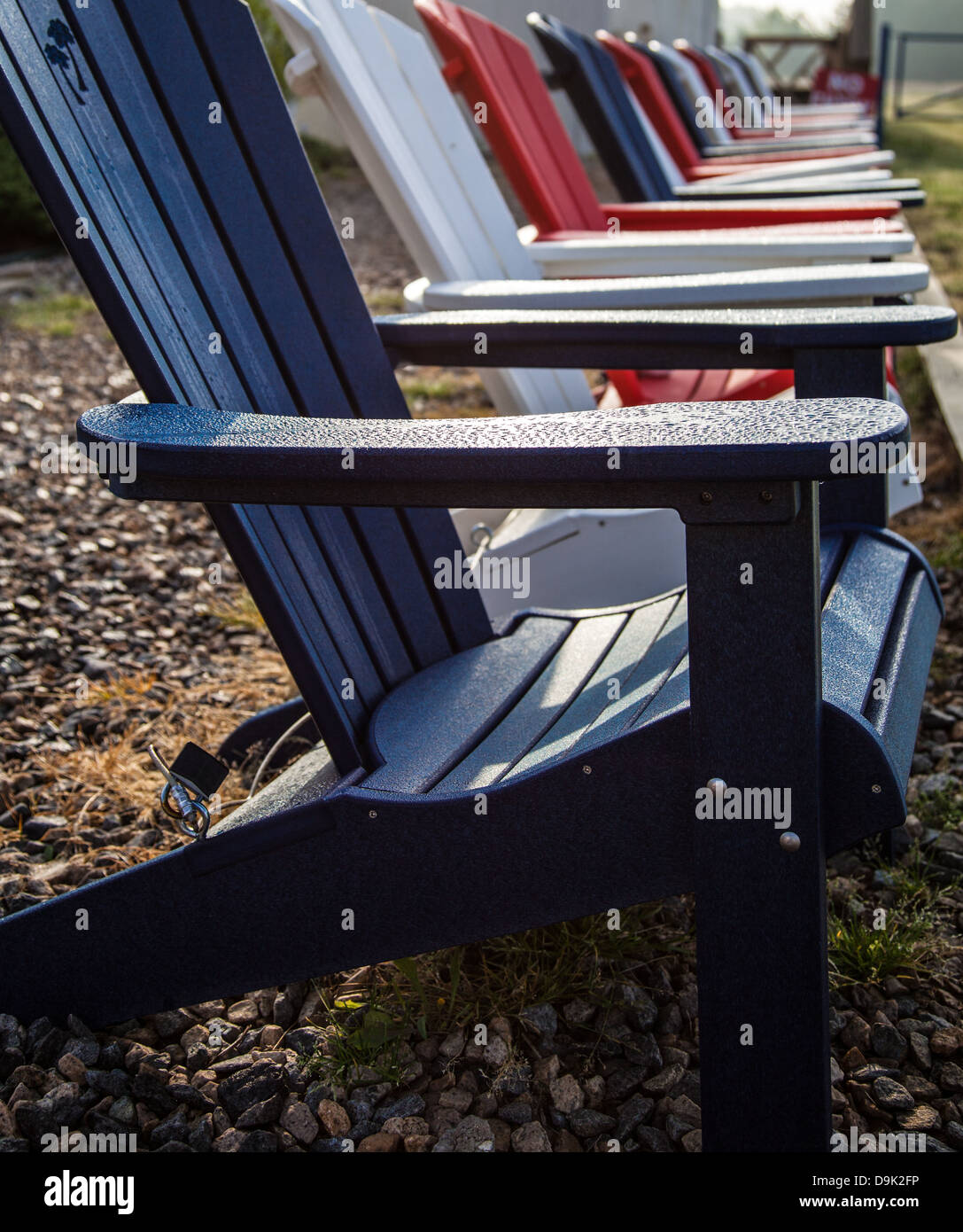 Chaises Adirondack en rouge, blanc et bleu pour le quatrième de juillet d'artifice. Banque D'Images