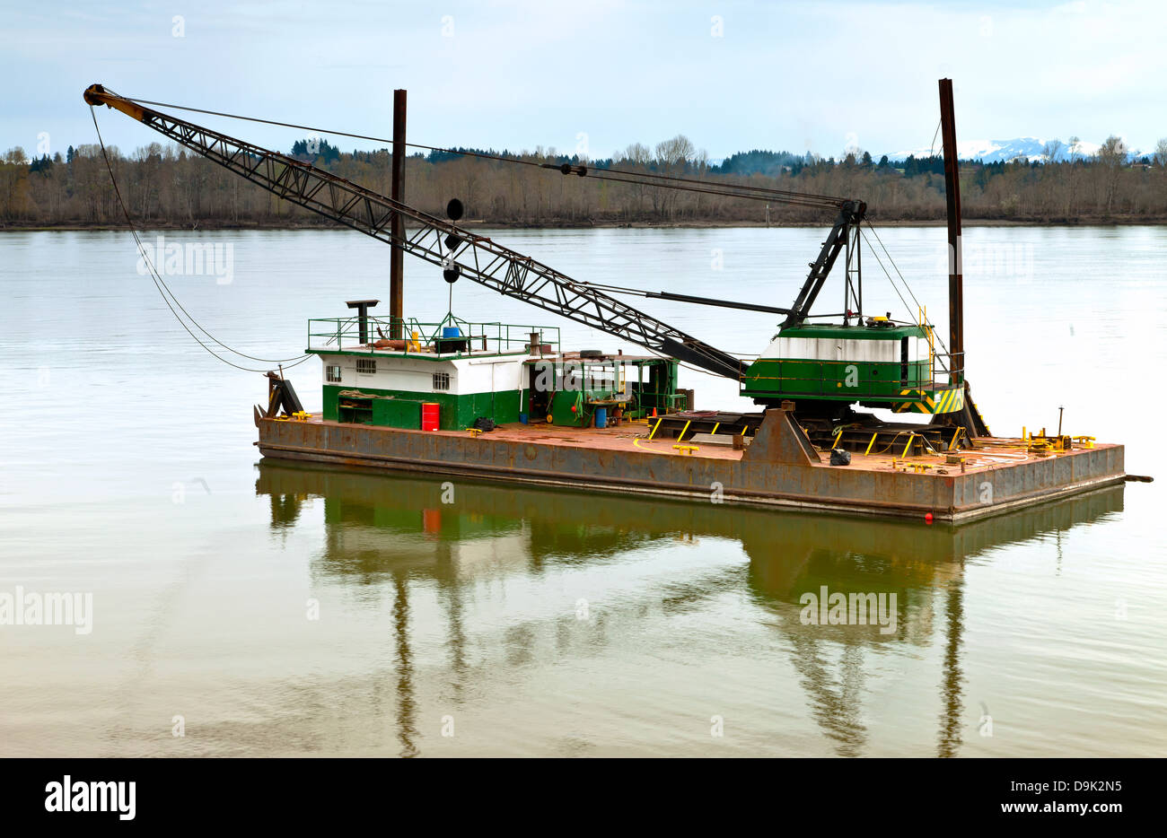 Barge flottante et heavy duty crane, Suvie Island de l'Oregon. Banque D'Images