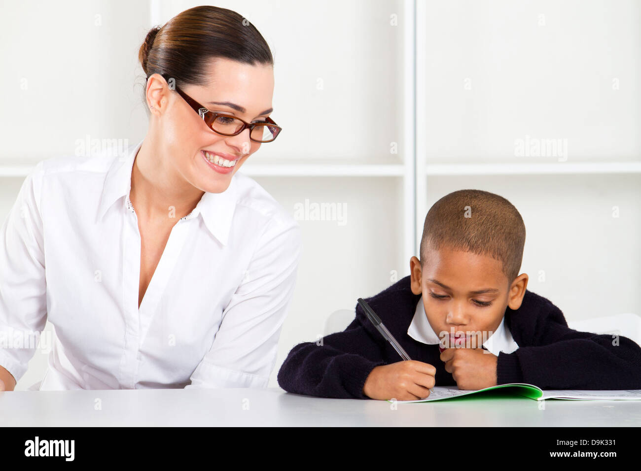 Heureux pour les enseignants et les élèves de l'école primaire Banque D'Images