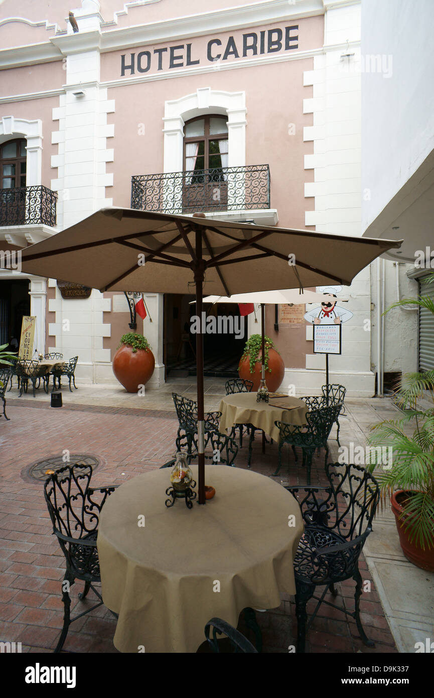 Façade de l'hôtel Caribe et extérieur tables de restaurant, Merida, Yucatan, Mexique Banque D'Images