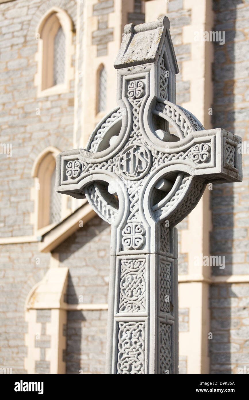 Une croix celtique traditionnelle en face de l'église de Kenmare dans le centre de Kenmare, dans la République d'Irlande. Banque D'Images