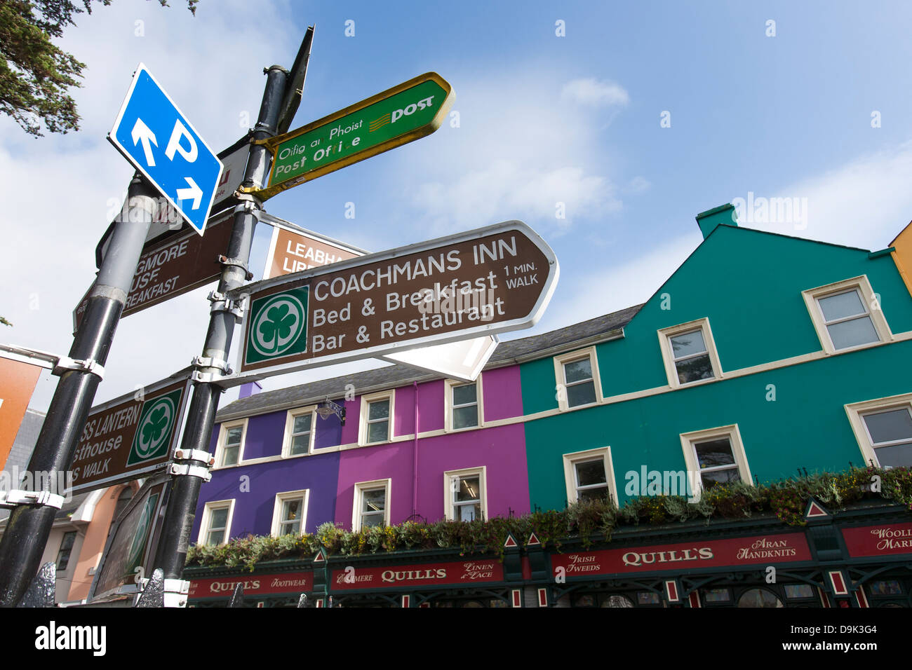 Inscrivez-posts pointent vers d'autres villes et endroits dans le comté de Cork du centre de Kenmare, dans la République d'Irlande. Banque D'Images