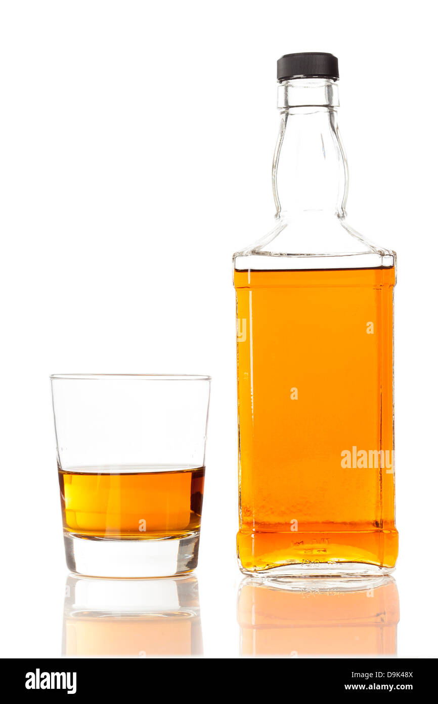 Whisky brun doré sur les rochers dans un verre Banque D'Images