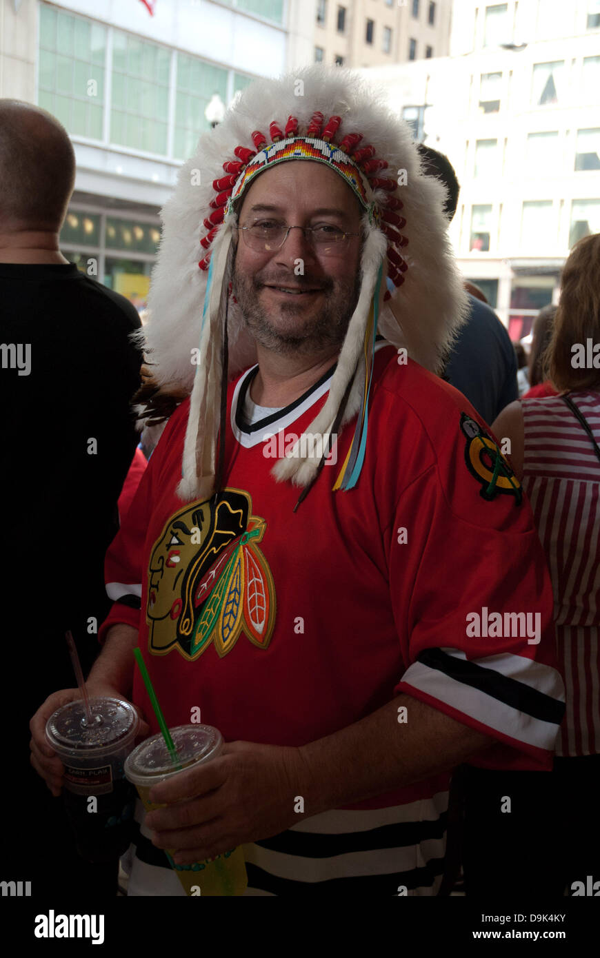 Jun 11, 2010 - Chicago, Illinois, États-Unis - Ventilateur dons regalia Blackhawk dans la célébration. Parade sur Michigan Avenue de célébrer la Coupe Stanley 2010 gagner le championnat de l'équipe de hockey des Blackhawks de Chicago. Blackhawk Chicago joueurs et organisation membres ride sur le dessus de l'anglais double decker bus salut la foule qui a rassemblé à les honorer. (Crédit Image : © Karen I. Hirsch/ZUMAPRESS.com) Banque D'Images