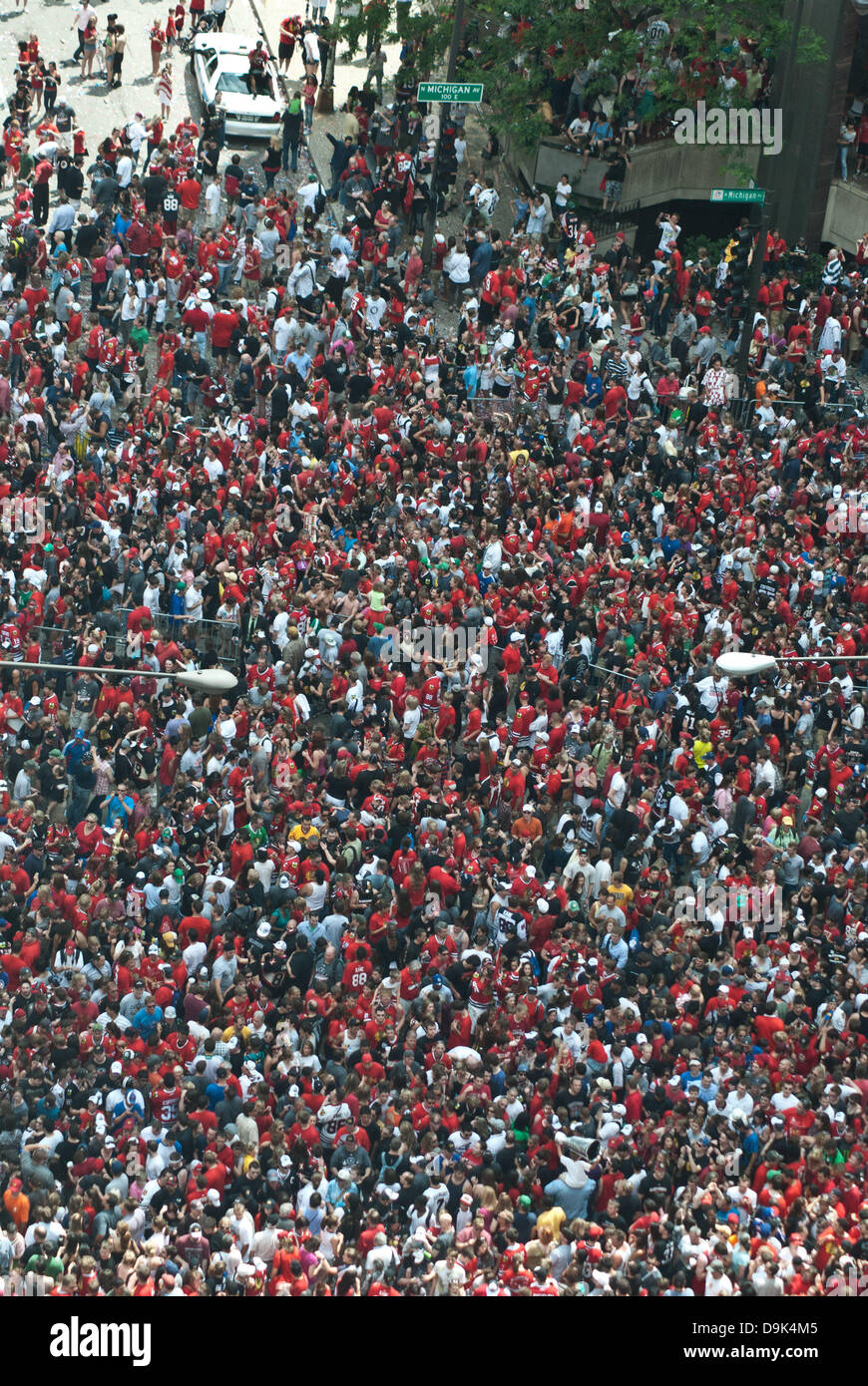 Jun 11, 2010 - Chicago, Illinois, États-Unis - Parade sur Michigan Avenue, de célébrer la Coupe Stanley 2010 gagner le championnat de l'équipe de hockey des Blackhawks de Chicago. Blackhawk Chicago joueurs et organisation membres ride sur le dessus de l'anglais double decker bus salut la foule qui a rassemblé à les honorer. (Crédit Image : © Karen I. Hirsch/ZUMAPRESS.com) Banque D'Images