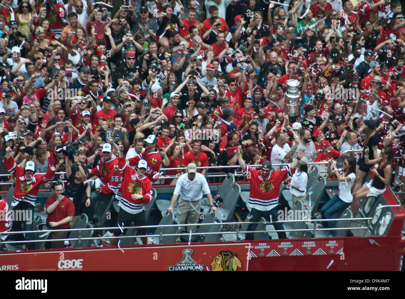 Jun 11, 2010 - Chicago, Illinois, États-Unis - Parade sur Michigan Avenue, de célébrer la Coupe Stanley 2010 gagner le championnat de l'équipe de hockey des Blackhawks de Chicago. Blackhawk Chicago joueurs et organisation membres ride sur le dessus de l'anglais double decker bus salut la foule qui a rassemblé à les honorer. (Crédit Image : © Karen I. Hirsch/ZUMAPRESS.com) Banque D'Images