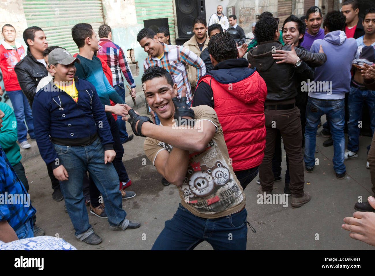 Les garçons et les jeunes de la danse pour un système de son dans les rues pour célébrer un mariage, Le Caire islamique, Le Caire, Egypte Banque D'Images