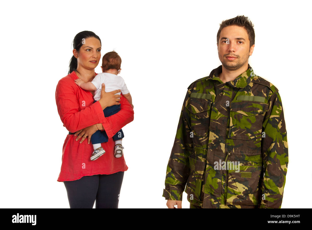 Mère avec bébé venir au père militaire en face de droit isolé sur fond blanc Banque D'Images