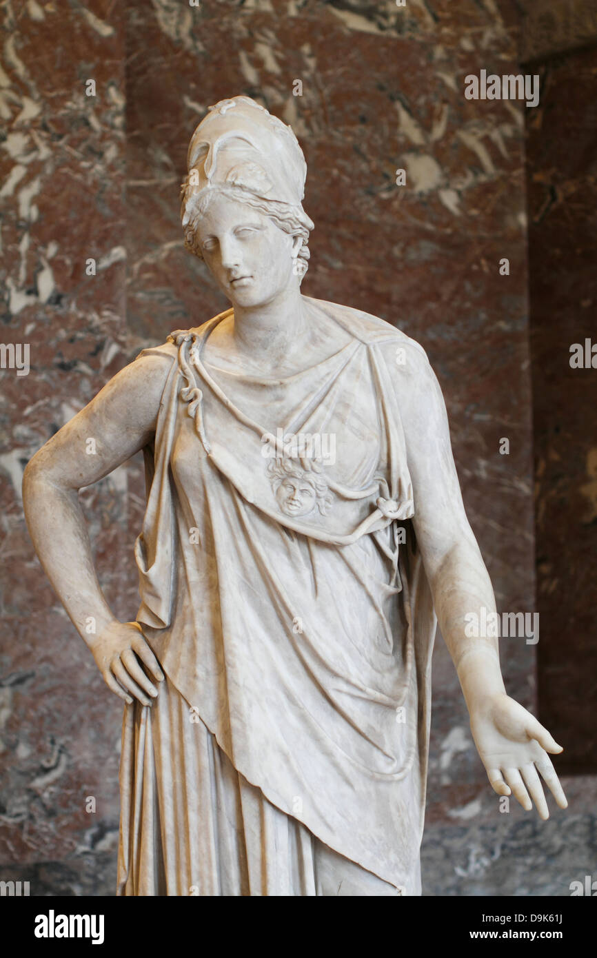 France, Paris, Musée du Louvre, statue en marbre d'Athéna appelé Mattei