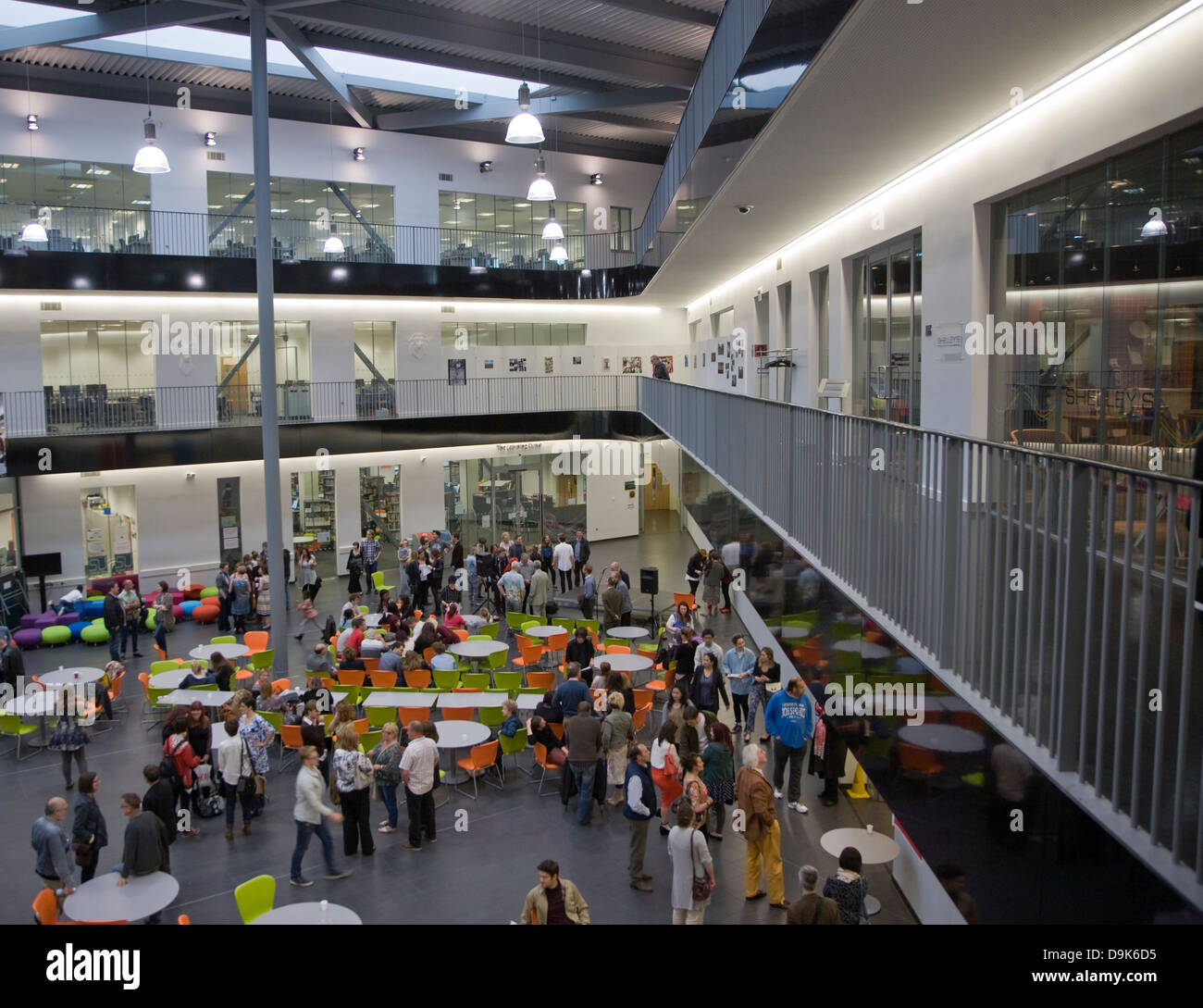 Les gens de concourse Suffolk New College d'Ipswich, Angleterre Banque D'Images