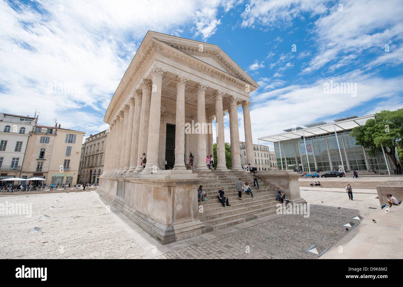 Maison Carrée, temple romain antique et Carré d'Art par Lord Norman Foster à Nîmes, Gard, Languedoc-Roussillon, France Banque D'Images
