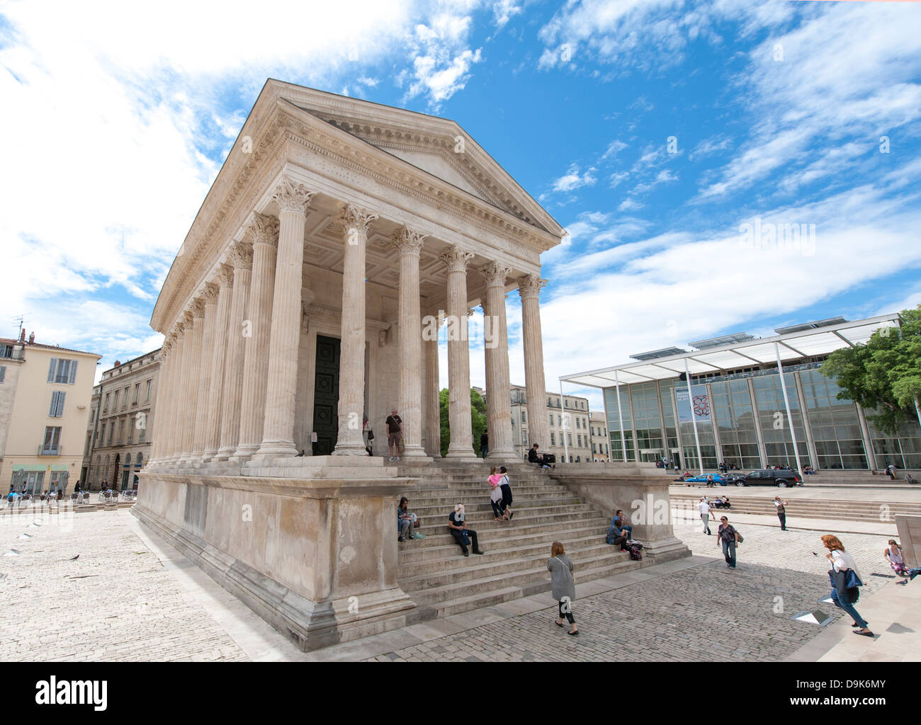 Maison Carrée, temple romain antique, et sa contrepartie moderne par Lord Foster de Nîmes, Gard, Languedoc-Roussillon, France Banque D'Images