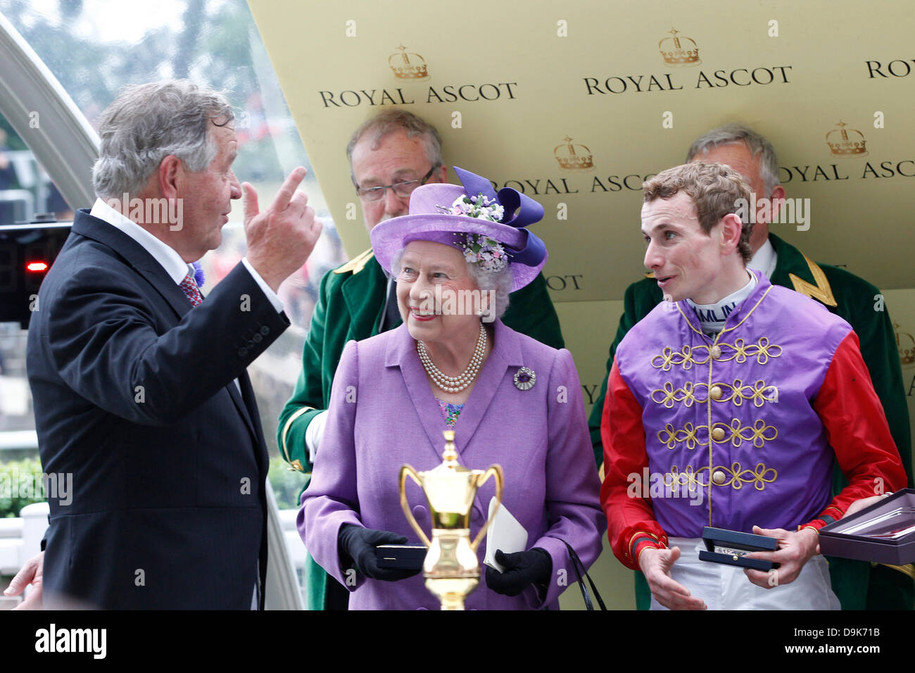 Ascot, UK. 20 Juin, 2013. Présentation des gagnants avec Sir Michael Stoute, La Reine Elizabeth II et Ryan Moore après avoir remporté la Coupe d'Or (la) de la série des Champions (groupe 1) avec l'estimation. Credit : Lajos-Eric turfstock.com/dpa/Alamy Balogh/Live News Banque D'Images