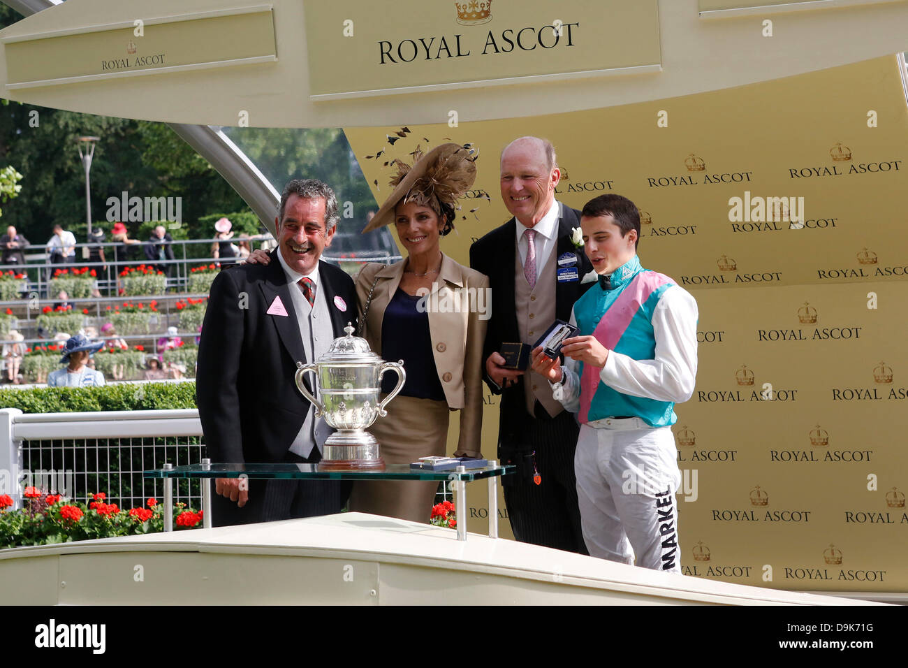 Ascot, UK. 20 Juin, 2013. Présentation des gagnants avec John Gosden (2,f.r.) et William Buick après avoir remporté le tricentenaire Stakes (anciennement l'Hampton Court Stakes) (Groupe 3) avec télécommande. Credit : Lajos-Eric turfstock.com/dpa/Alamy Balogh/Live News Banque D'Images