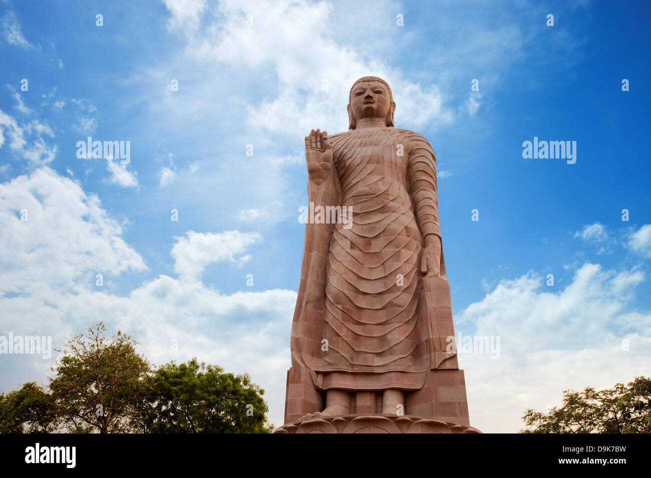 Low Angle View of statue de Bouddha, temple thaïlandais, Sravasti, Uttar Pradesh, Inde Banque D'Images