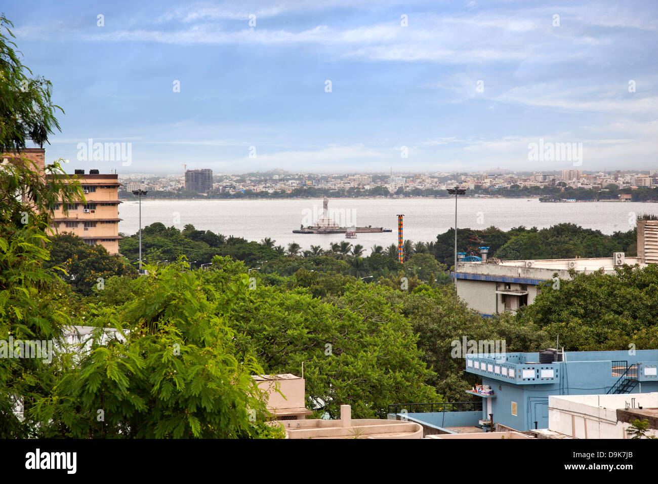 Bouddha Statue dans le lac vue à travers de temple Birla Mandir (temple Birla) Hussain Sagar Lake Hyderabad Andhra Pradesh, Inde Banque D'Images