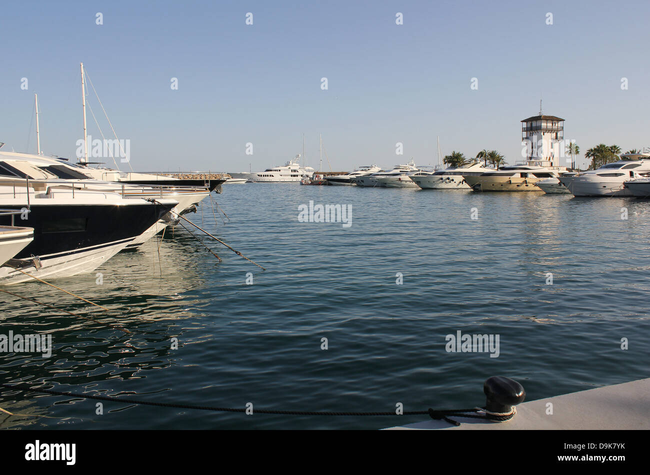 Superyachts de luxe à Puerto Portals, Calvià, au sud-ouest de Majorque, Iles Baléares, Espagne. 15 juin 2013. Banque D'Images