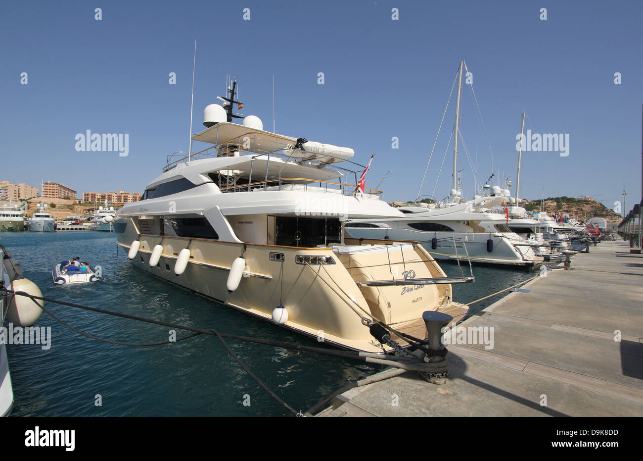 Superyachts de luxe - Bikini 'Queen' (Sanlorenzo SD122 37m motor yacht) -  Port Adriano, Calvià, au sud ouest de Majorque Photo Stock - Alamy