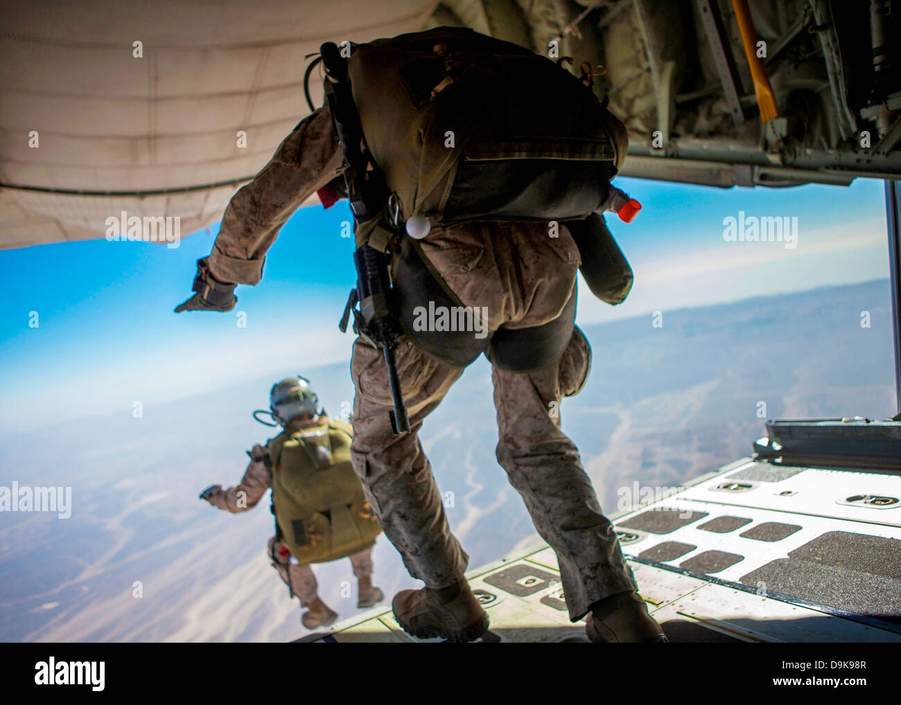 Les membres de la force spéciale de l'US Marine Maritime de la Force de Raid off géant l'arrière d'un KC-130J Hercules en haute altitude, les opérations de parachutage élevés d'ouverture le 15 juin 2013 sur le roi Faisal Air Base en Jordanie. Banque D'Images