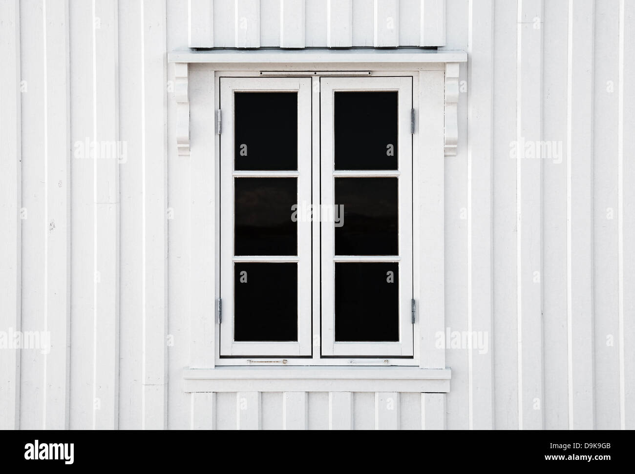 Fenêtre dans mur en bois blanc. L'architecture de la Norvège Banque D'Images
