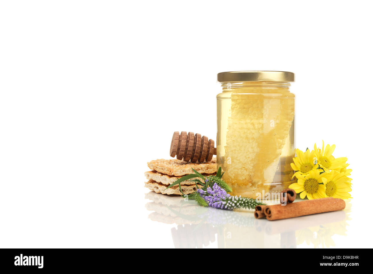 De miel en rayon avec des biscottes et du miel, pain croustillant avec une cuillère de miel en rayon et cuillère de miel Banque D'Images