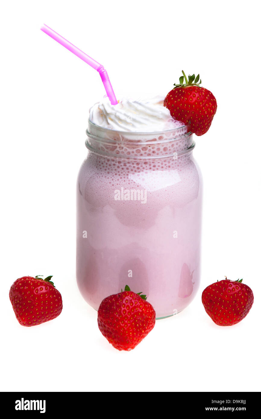 Smoothie fraise verre dans un pot de confiture avec une paille Banque D'Images