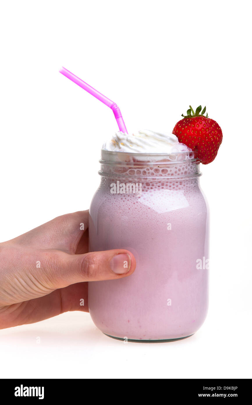 Smoothie fraise verre dans un pot de confiture avec une paille Banque D'Images