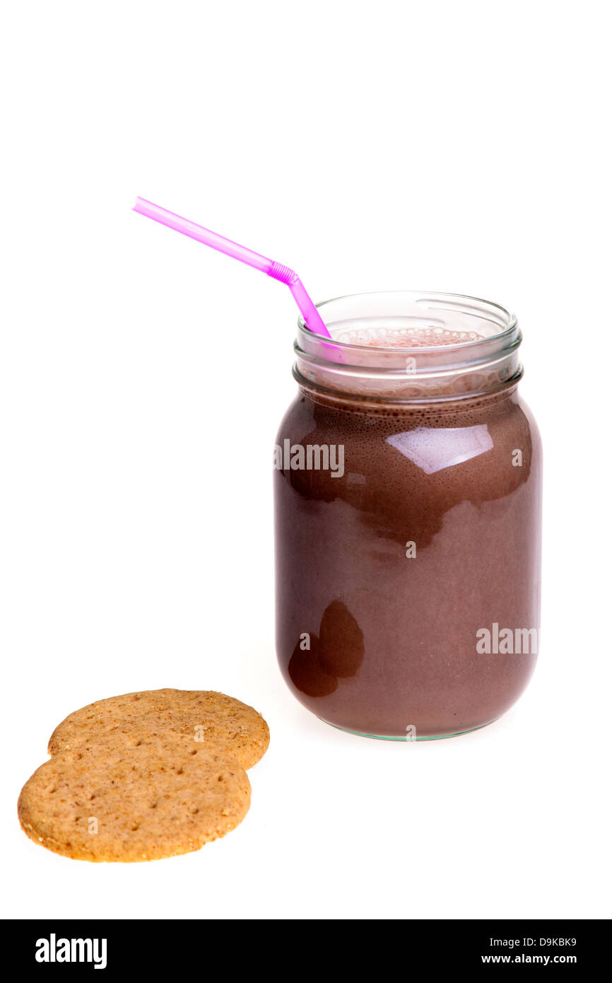 Smoothie chocolat verre dans un pot de confiture avec une paille et cookies Banque D'Images