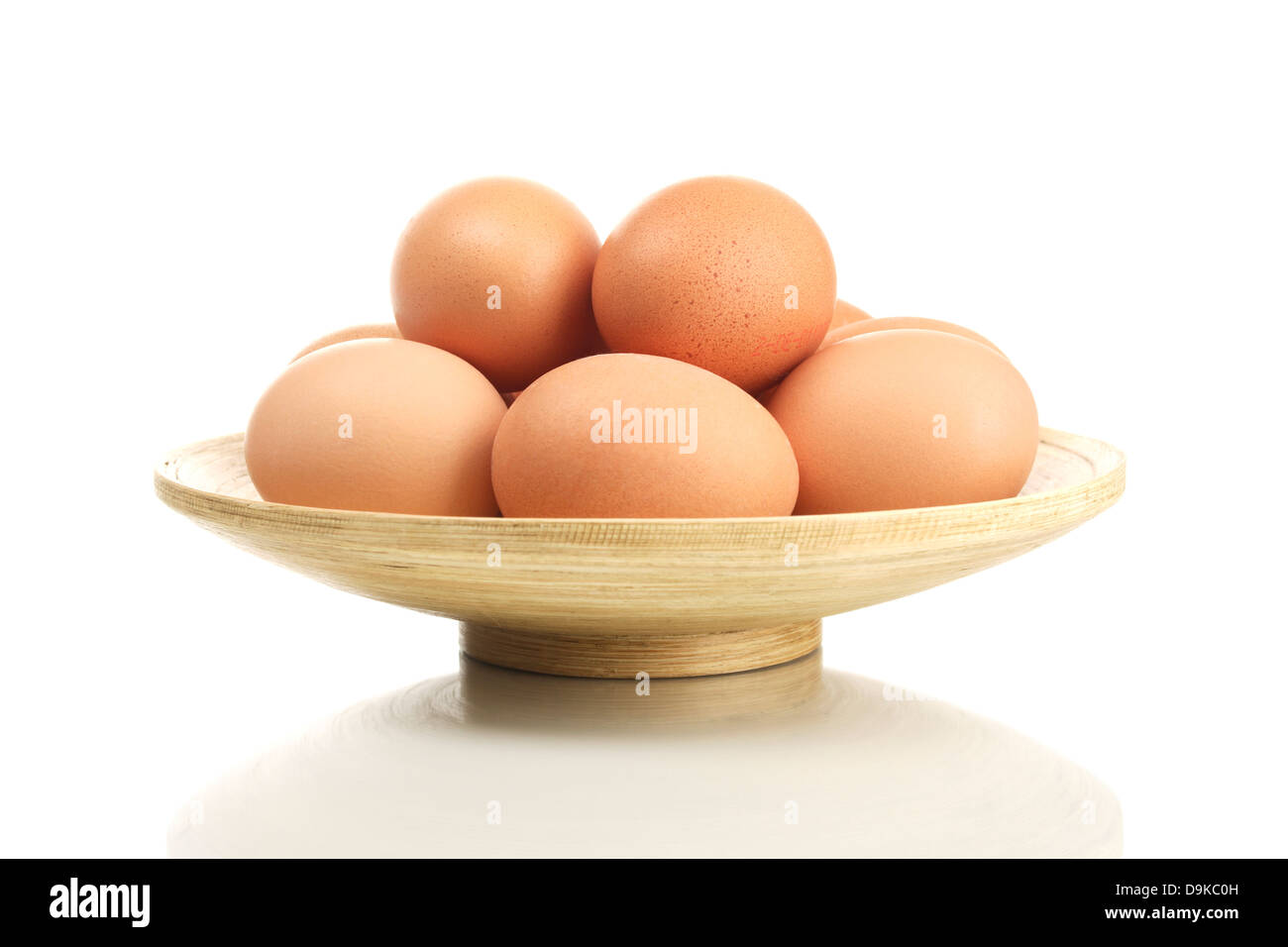 Schussel avec des oeufs frais, un bowling avec des oeufs frais Banque D'Images